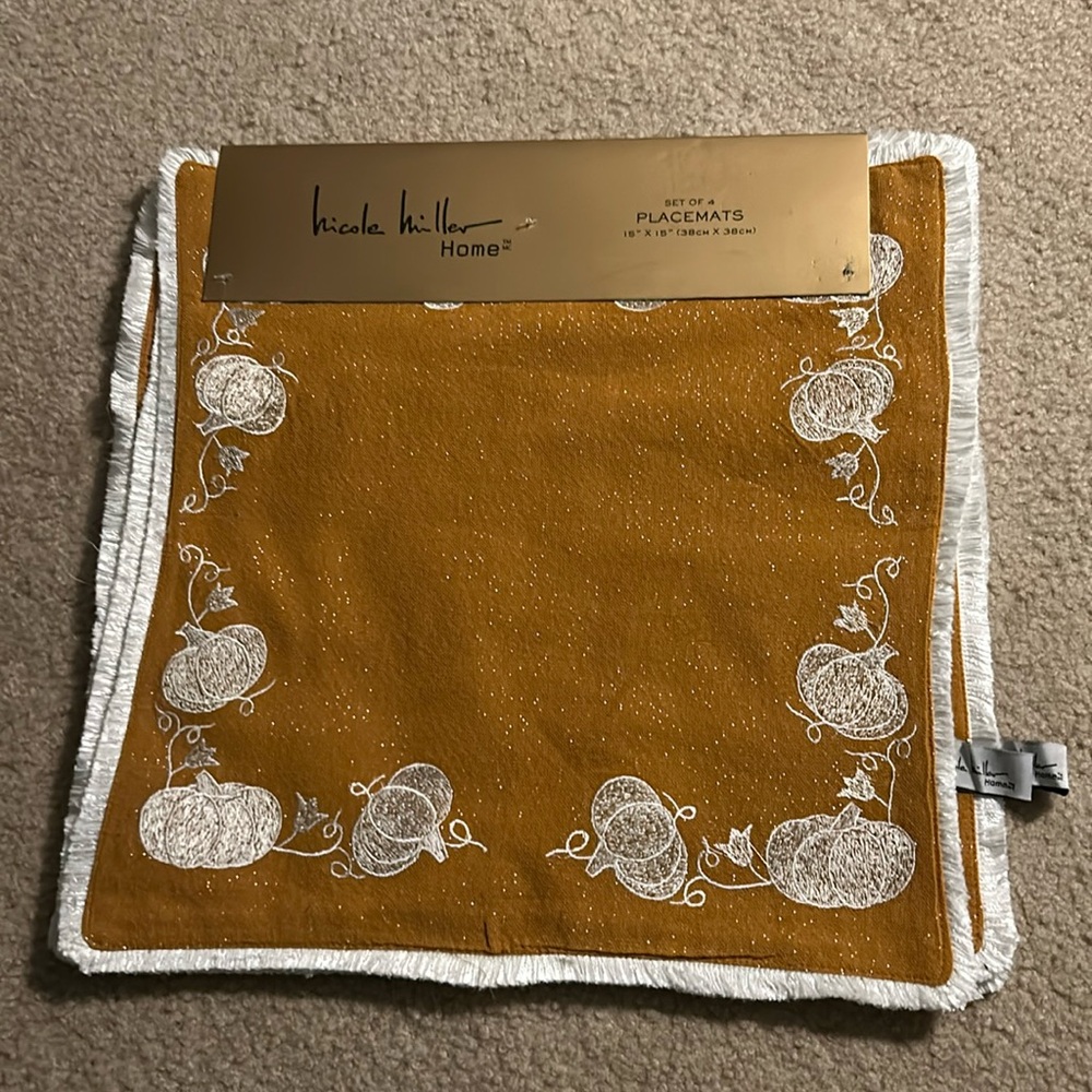 Ser of four placemats. Fall pumpkins!